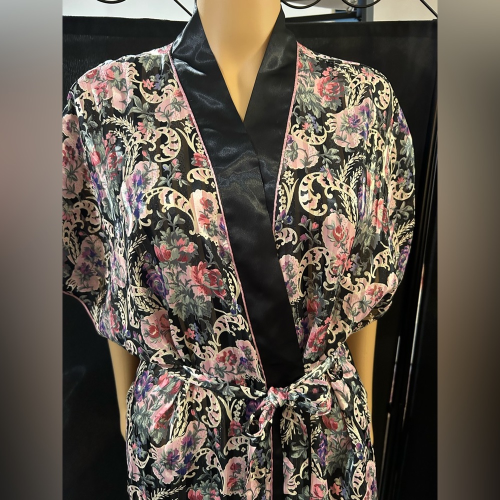 Val Mode satin robe with tie. Sz M
